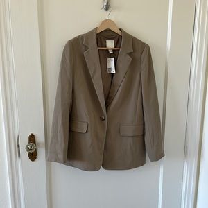 Tan H&M blazer. Never worn, new with tags. Perfect condition. Size xs